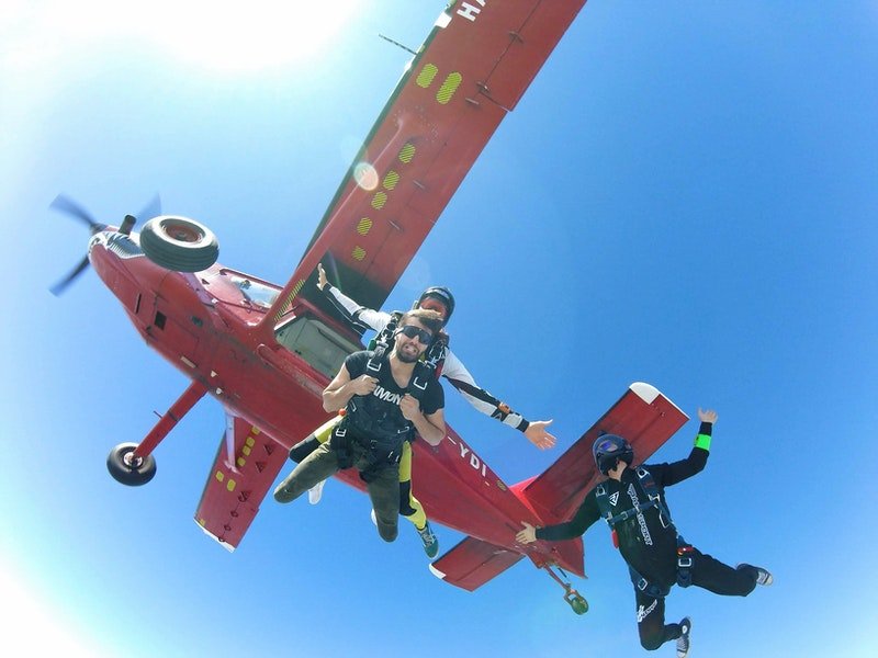 Skydivers starting freefall